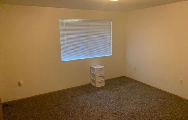 2 beds, 1 bath, 960 sqft, $1,075, Unit B