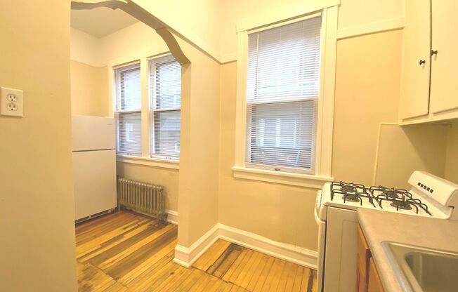 1 bed, 1 bath, $995, Unit 12