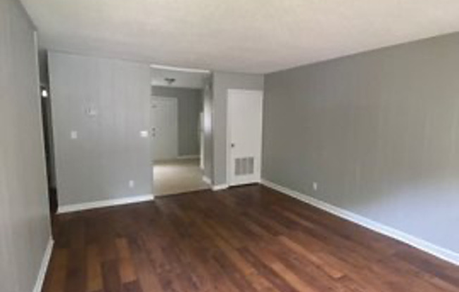 2 beds, 1 bath, $1,100, Unit 208 Miller Road, Unit 5