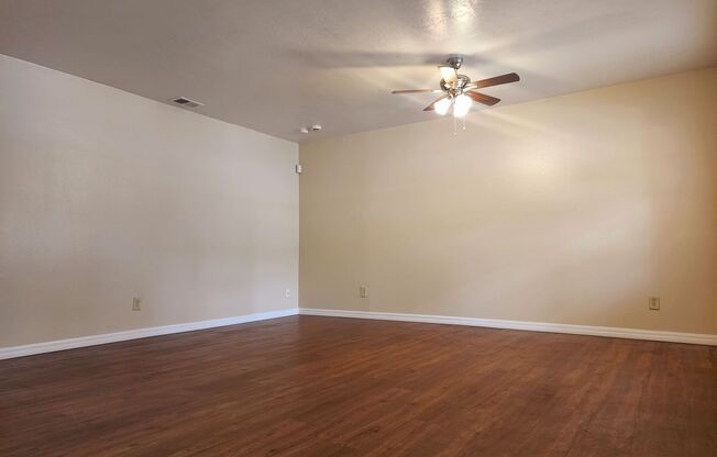 2 beds, 1 bath, 898 sqft, $1,100, Unit 230B NE 40 LN