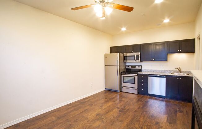 Sellwood: Lease this 1 Bed: 1 1/2 Bath! Washer/Dryer, D/W & Balcony!