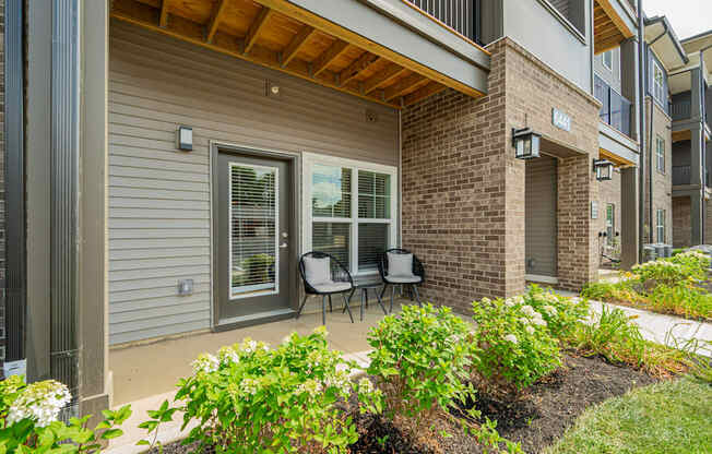 the preserve at ballantyne commons apartment patio with chairs