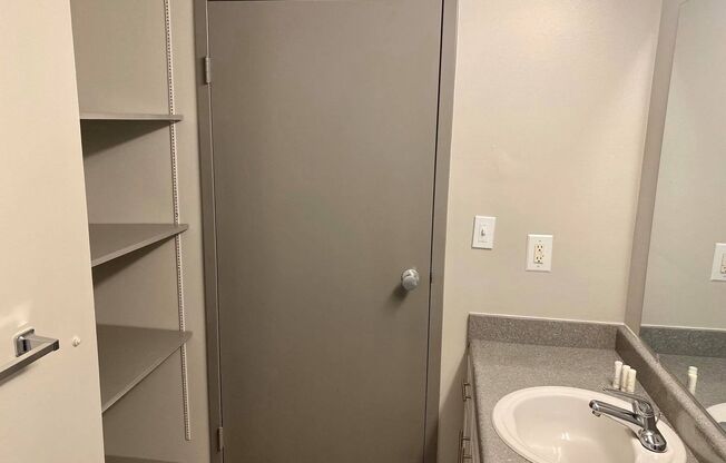 2 beds, 1 bath, 800 sqft, $1,049