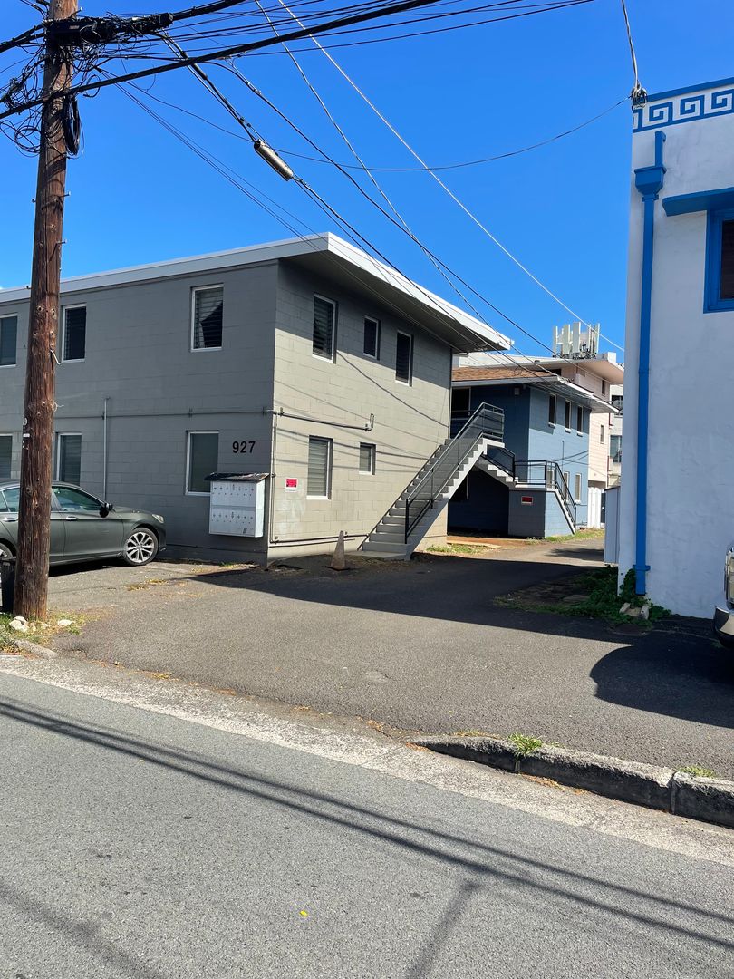 Moiliili - Hausten St - 2 Bdrm/1 Bath/No Prkg - $1475