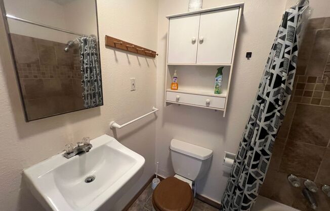 2 beds, 1 bath, 800 sqft, $1,395, Unit A