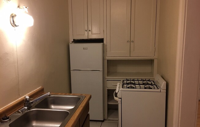 Studio, 1 bath, $895, Unit 4