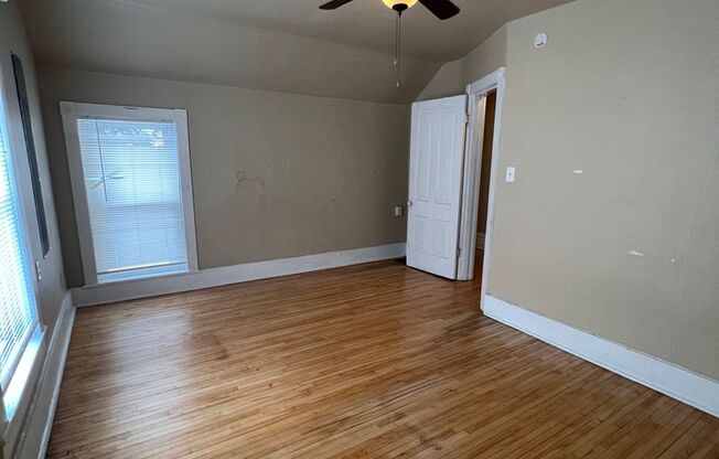 3 beds, 1 bath, $1,200, Unit Unit B