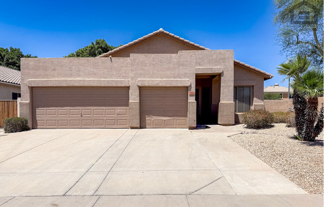 3Bed/2Bath House at N 59th Ave/Union Hills! Ready for Immediate Move-In! -- 3 CAR GARAGE! PRIVATE POOL!