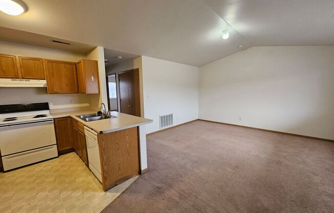 2 beds, 1 bath, $875, Unit 961.07