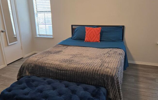 1 bed, 1 bath, 701 sqft, $1,300