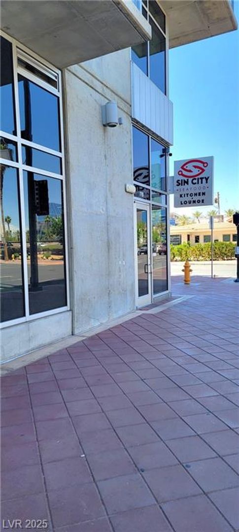 1 bed, 2 baths, $2,977, Unit Juhl Highrise