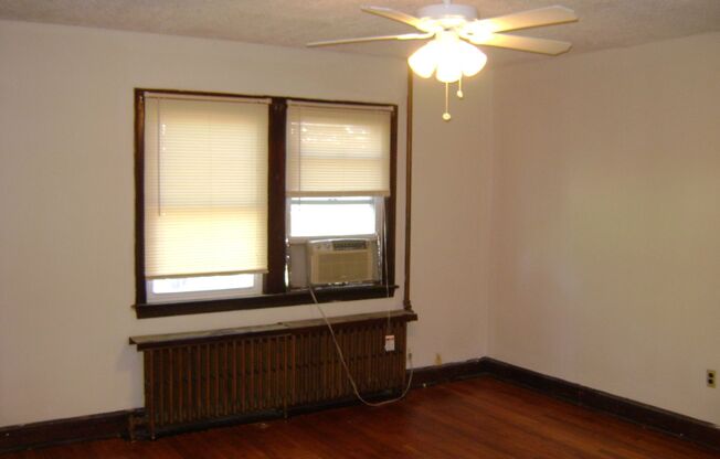 2 beds, 1 bath, $1,200, Unit 3