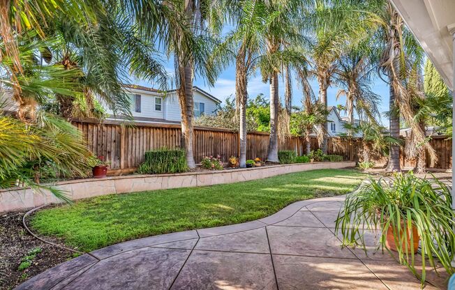 ELLEGANT 4 BEDROOM 3 BATHROOM HOME IN THE WONDERFUL ROSE GARDEN COMMUNITY.