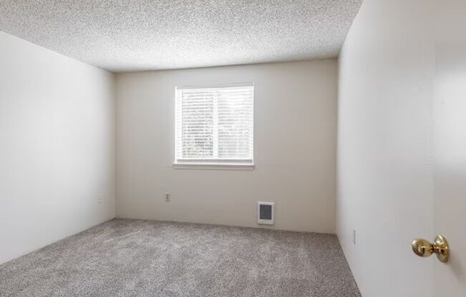 Charbern Apts - In The Heart of Milwaukie Oregon