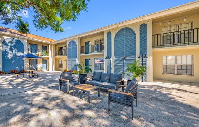 Amber Oaks | Renovated Upscale Island Apartments in the Heart of Davis Islands
