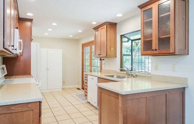 Beautiful 4 bed 2.5 bath Lake Forest Park $4000/mo.