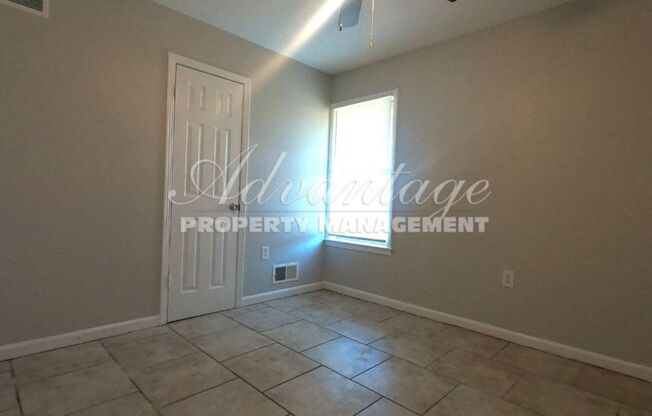 3 beds, 1.5 baths, $1,095