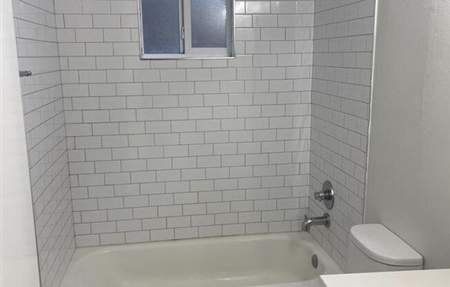 2 beds, 1 bath, 875 sqft, $1,550, Unit 215