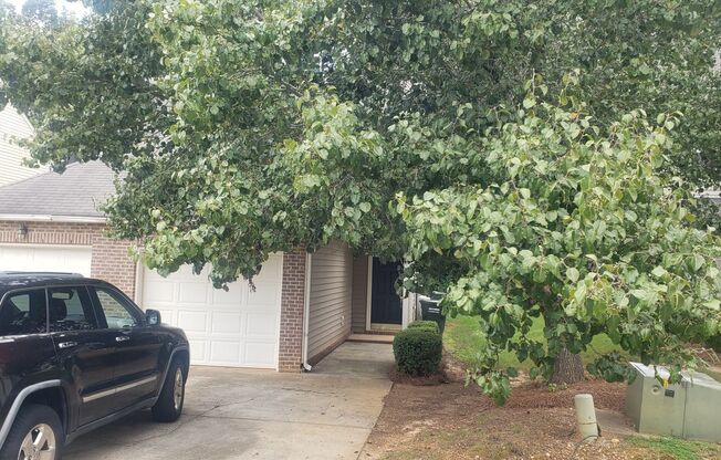 Charming 2Br 2.5Ba Townhome with Garage in Golf Course Community! Available Now!