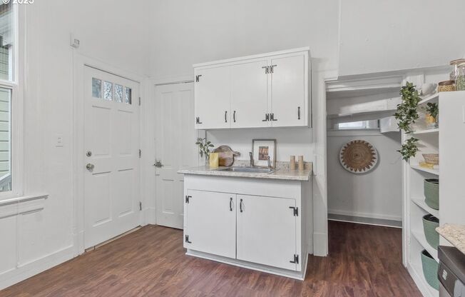 2Bd/1Ba + Bonus Room Located in the Popular NW District of Nob Hill and Slabtown. Walking Distance to Shopping and Restaurants!!!