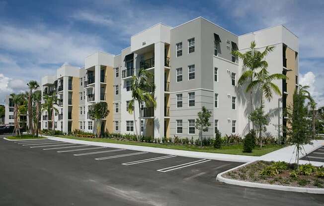 The District Boynton - Apartments near I-95 - private garages