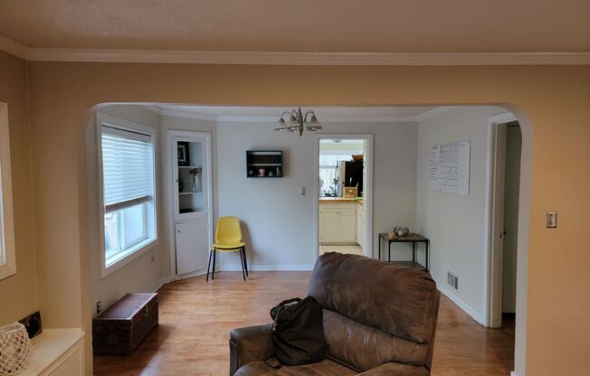 Beautiful 5 Bed, 2 Bath Single-Family House with Large Fenced Backyard Close to OSU!