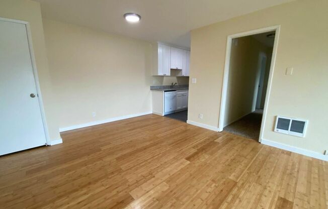 Montavilla Upstairs Townhouse~ Off Street Parking~ 89 Walk Score~ 99 Bike Score~ Pets Welcome!