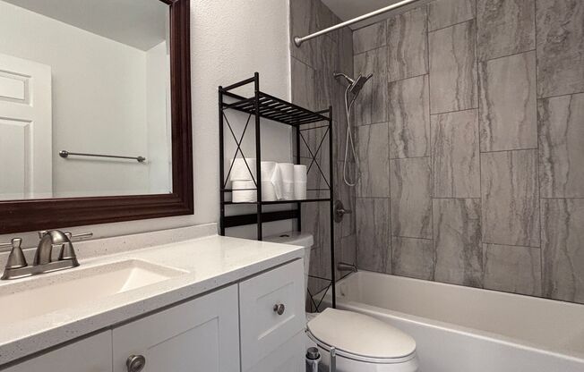 Great 2 bedroom 1 bath condo with a Covered Parking outdoor patio and in great Condition!
