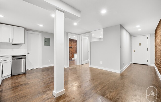 309 W 29 ST