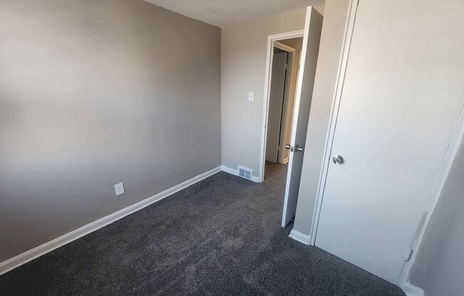 3 beds, 1 bath, 1,500 sqft, $1,300, Unit 1614-00