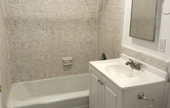 2 beds, 1 bath, $2,450, Unit 2