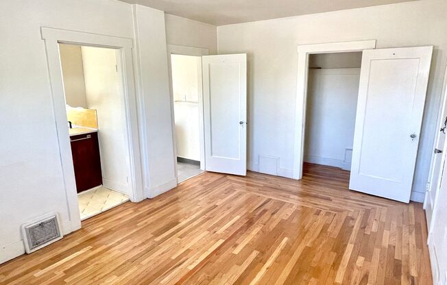 Studio, 1 bath, 360 sqft, $1,050, Unit Unit #10