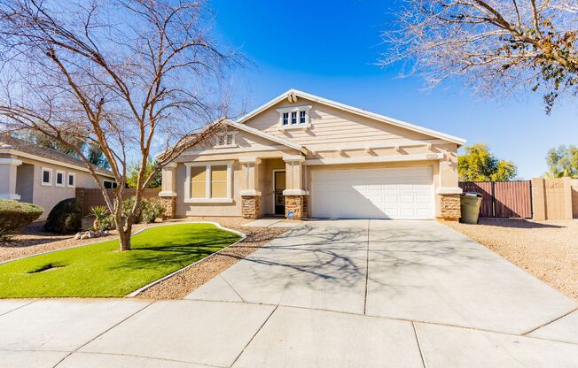 3 BED, 2 BATH + DEN BEAUTIFUL RESIDENCE IN GLENDALE!