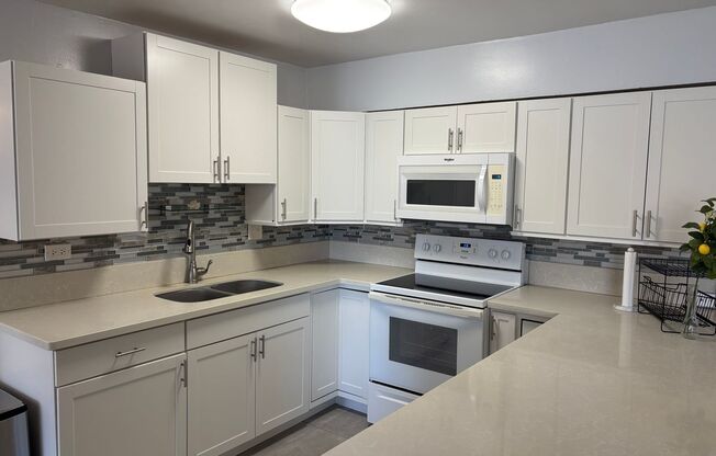 2 beds, 1 bath, $3,000, Unit # 402