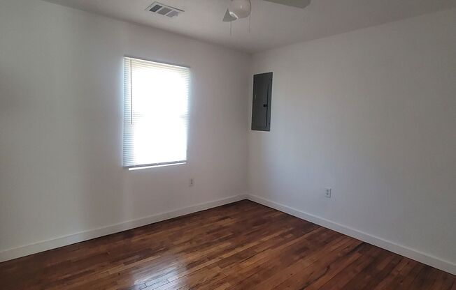 2 beds, 1 bath, 768 sqft, $925, Unit Rear