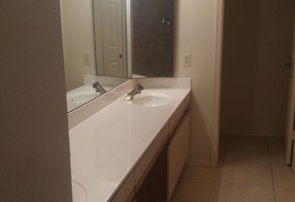 Chandler Town Home, Light Bright and High Ceilings.  Great Floor plan and Quaint community!!! Come, Show and Rent Today!!!