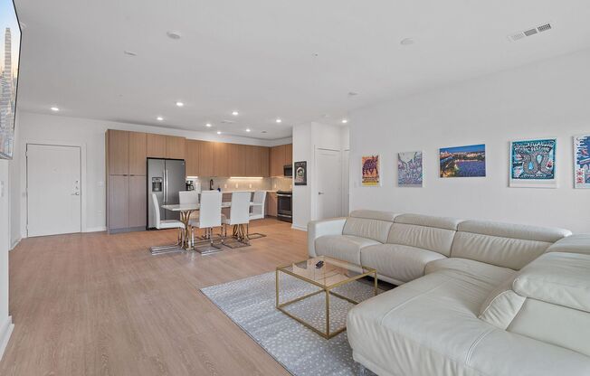 2 beds, 2 baths, 1,001 sqft, $1,675, Unit 218