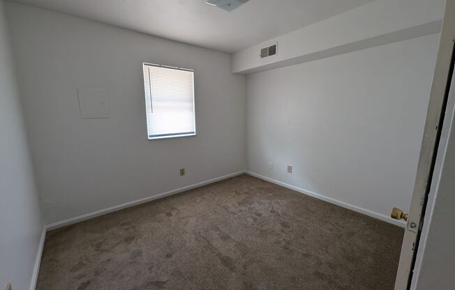 2 beds, 1 bath, $1,100, Unit Unit 6