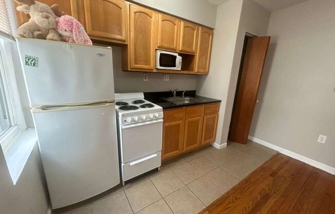 Studio, 1 bath, 280 sqft, $990, Unit A32
