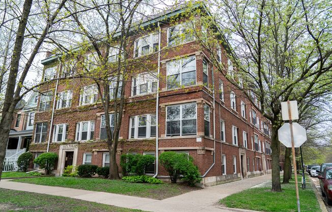 Lincoln Square / Ravenswood - 2 Bed / 1 Bath - Heat & Water Included