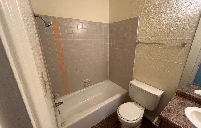 2 beds, 1 bath, 861 sqft, $970, Unit 04