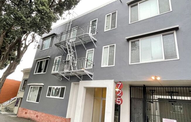 122 (725 Monterey)