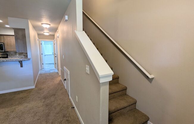 Gorgeous 3x2 townhouse, single-car garage, and two gas fireplaces