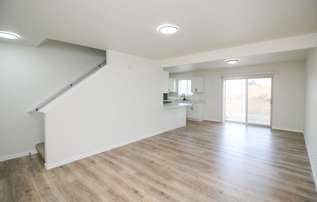 3 beds, 2.5 baths, 1,268 sqft, $1,735, Unit 4015-02