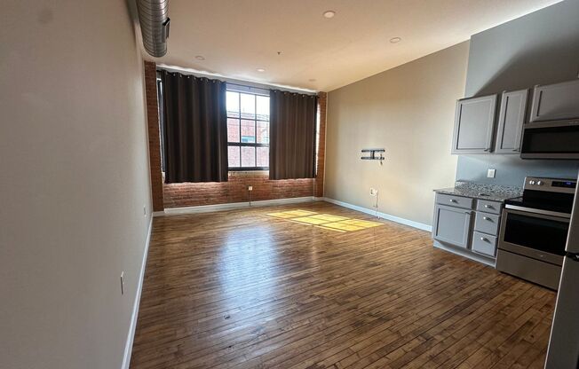 1 bed, 1.5 baths, 865 sqft, $1,375, Unit 3800 Euclid Ave. #107