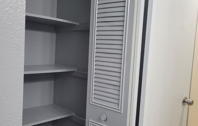 3 beds, 1 bath, 890 sqft, $1,700, Unit 505 H2