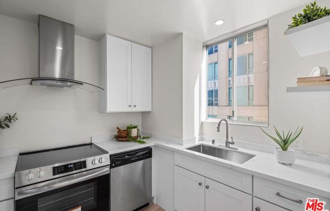 2 beds, 2 baths, 900 sqft, $4,000, Unit 806