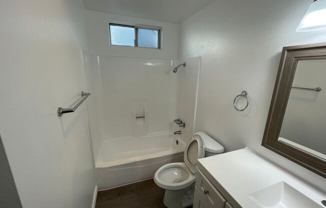 1 bed, 1 bath, $1,995, Unit 33