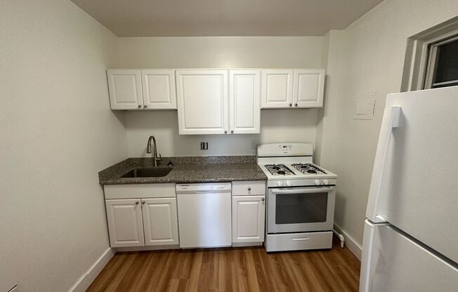 1 bed, 1 bath, 786 sqft, $1,325, Unit King Edward Annex 28