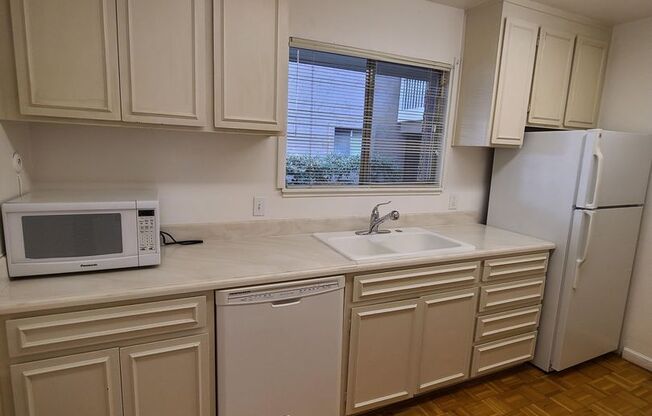 One Bedroom Unit in Sharon Park Neighborhood Available Now!
